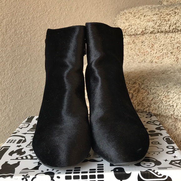 Black velvet booties - Picture 4 of 4